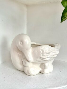 Vintage 1984 Avon Ceramic Mother Duck with Ducklings Planter Vase White Glossy